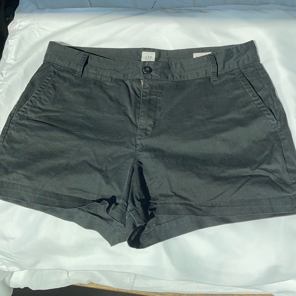 Gap Black 3” khaki short